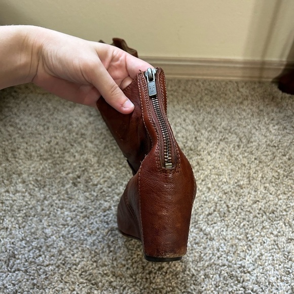 Frye Carson Wedge Cognac Brown Leather Ankle Booties Women’s Size 6 Zip Up Heel - Picture 10 of 13